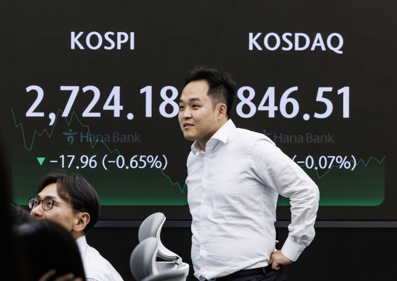 Screens in Hana Bank's trading room in central Seoul show stock markets close on Tuesday. [YONHAP]