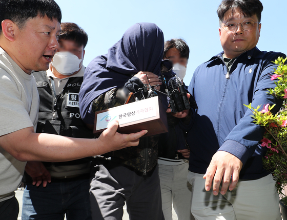 A suspect, Lee, 24, enters a building of the Changwon District Court for questioning before the issuance of an arrest warrant in South Gyeongsang on May 15. [NEWS1]