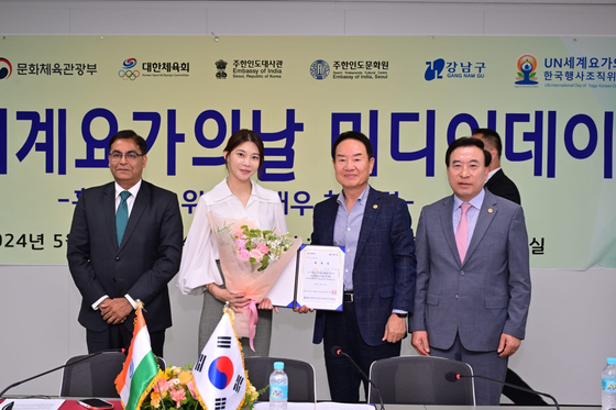 From left, Ambassador of India to Korea Amit Kumar, actor Cha Ye-ryun, Kim Sung-il, chairman of the Korean International Yoga Day organizing committee, and Cheon Jun-pil, chairman of the Korea Yoga Association pose for a photo during a press conference for the upcoming 10th International Yoga Day at Olympic Hall in Songpa District, southern Seoul, on Wednesday. [EMBASSY OF INDIA]