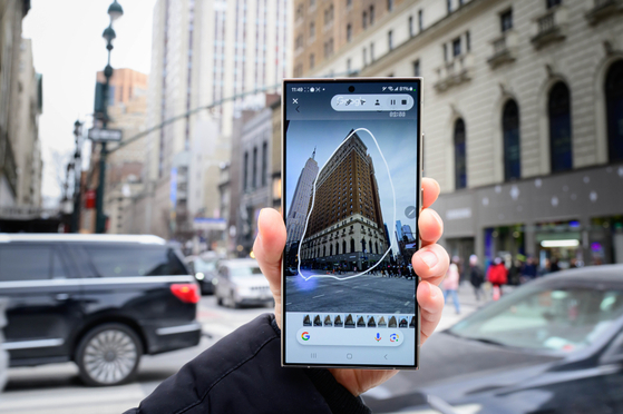  The Circle to Search is displayed on a phone. [SAMSUNG ELECTRONICS]