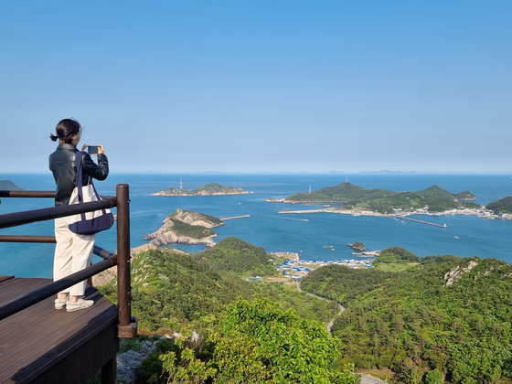 Heuksan Island in Sinan County, South Jeolla, from the island's Sangra Peak [LEE JIAN]