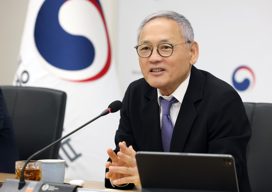 Minister of Culture, Sports and Tourism Yu In-chon explains the ministry's new department specializing in international cultural affairs and public relations in a press briefing on Thursday at the Museum of Modern and Contemporary Art (MMCA) Seoul branch in southern Seoul. [MINISTRY OF CULTURE, SPORTS AND TOURISM]