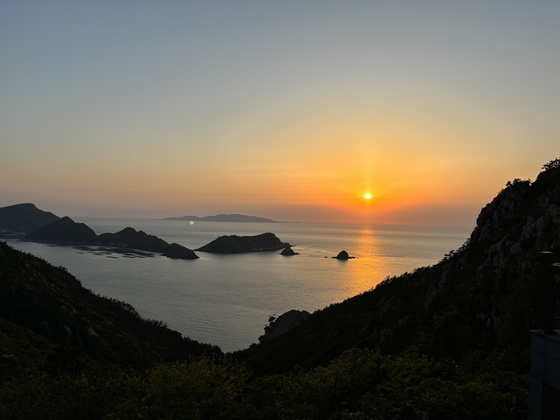 Sunset from Sangra Peak along the coastal road in Heuksan Island [LEE JIAN]