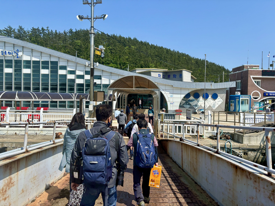 Visitors disembark the ship from Mokpo, at Yeri Port in Heuksan Island [LEE JIAN]