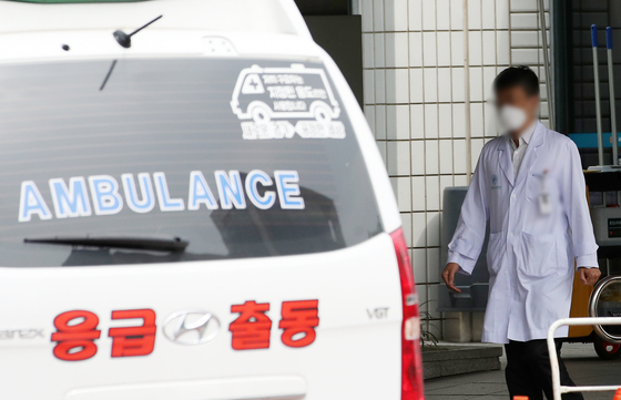 A medical worker at a university hospital in Seoul goes about his duties on Friday as the government and the medical community remain at an impasse over the increase in medical school admissions. [NEWS1]