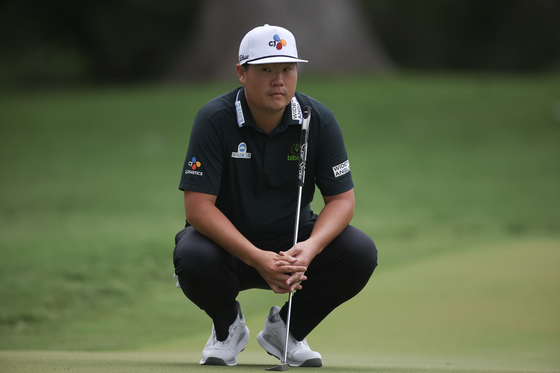 Im Sung-jae waits to putt on the fifth green during the second round of the Charles Schwab Challenge at Colonial Country Club in Fort Worth, Texas on Friday. [GETTY IMAGES] 