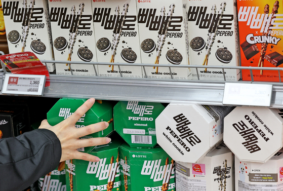 A shopper browses chocolate items at a supermarket in downtown Seoul on April 18. [NEWS1] 