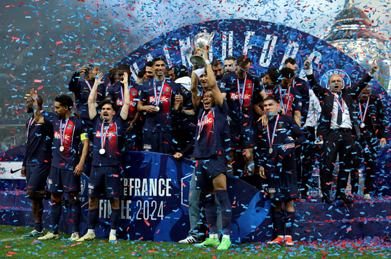 Paris Saint-Germain celebrate winning the French Cup at Stade Pierre-Mauroy in France on Saturday. [REUTERS/YONHAP] 