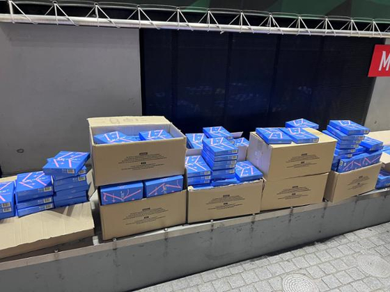 A post uploaded on X, formerly Twitter, on April 30 went viral as the poster reported that albums of boy band Seventeen were discarded on the streets of Tokyo. [SCREEN CAPTURE]