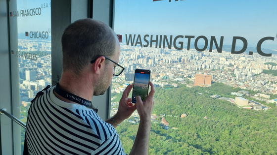 Belgian documentary producer Maxim shoots the Seoul landscape at the N Seoul Tower in central Seoul's Namsan on May 23 as part of a tour event dubbed “KOREA invites U,” hosted by the Ministry of Culture, Sports and Tourism in collaboration with the Korea Tourism Organization. [YOON SO-YEON]