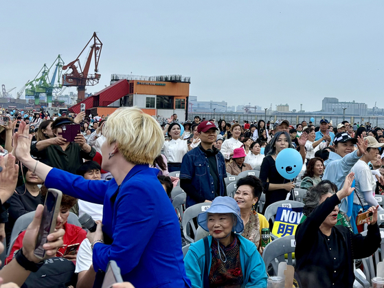 K-pop boy band Dustin interacts with fans during the 1883 McGang Party at Sangsang Platform in Jung District on Saturday [LEE JIAN]