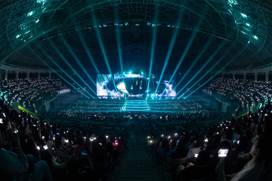 Monsta X's I.M. kicked off his first world tour, ″Off The Beat,″ at Jangchung Arena in central Seoul on Saturday and Sunday. [SONY MUSIC ENTERTAINMENT KOREA]