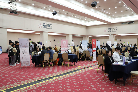 International students attend the ISF Spring 2024 career fair held at Sejong University in Gwangjin District, northern Seoul, on May 9. [SEJONG UNIVERSITY]