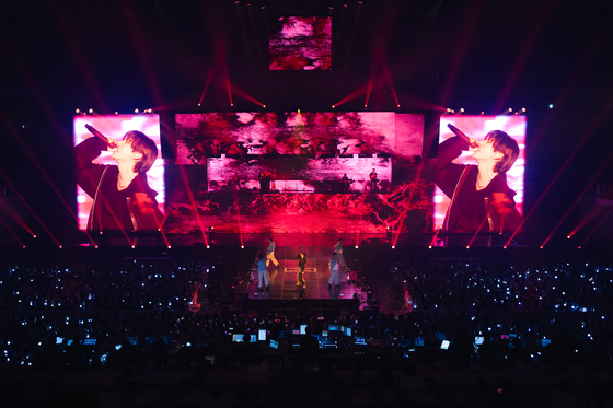 Monsta X's I.M. kicked off his first world tour, ″Off The Beat,″ at Jangchung Arena in central Seoul on Saturday and Sunday. [SONY MUSIC ENTERTAINMENT KOREA]