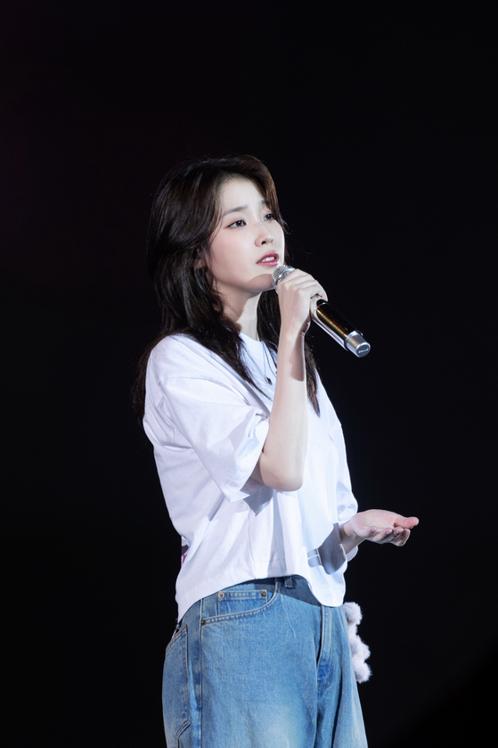 IU continued her ″HEREH″ world tour in Hong Kong, performing on Saturday and Sunday [EDAM ENTERTAINMENT]