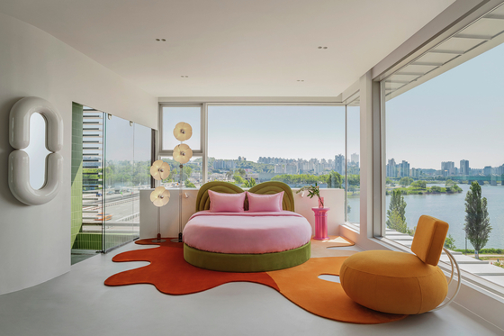 The living room of Sky Suite, a lodging facility on Hangang Bridge that was unveiled during a promotional event on Tuesday, in a photo shared by the Seoul Metropolitan Government the same day. The 144-square-meter (1,550-square-foot) accommodation features a living room, bedroom and bathroom, and can accommodate up to four guests. The lodging facility will officially open to the public on July 16. [SEOUL METROPOLITAN GOVERNMENT] 