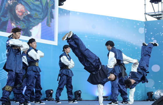 A performance of ″Hangul B-boy″ [NEWS1]