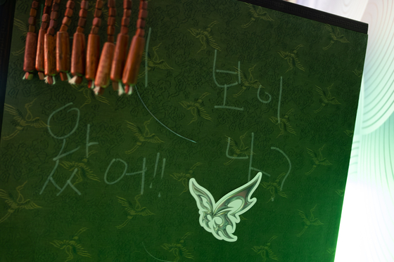 Fans are encouraged to find aespa's handwritten messages at the “Armageddon: The Mystery Circle” pop-up store. [CHO YONG-JUN]