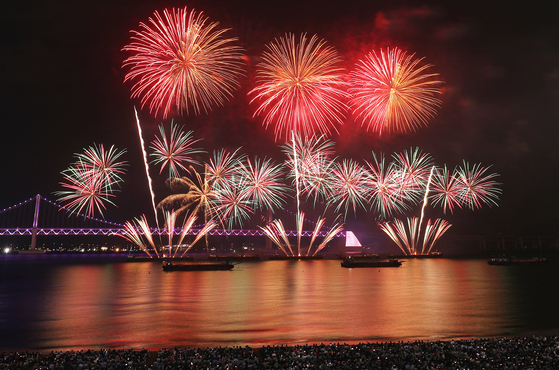 Fireworks go off during the Busan Fireworks Festival at Gwangalli Beach, Busan, on Nov. 11, 2023. [NEWS1] 