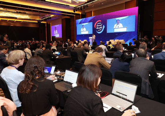 Lee Soo-man, founder of K-pop agency SM Entertainment, gives a keynote speech at the General Assembly of the International Confederation of Societies of Authors and Composers (Cisac) on Thursday at the Conrad Hotel in Yeouido, western Seoul. [YONHAP]