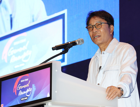 Lee Soo-man, founder of K-pop agency SM Entertainment, gives a keynote speech at the General Assembly of the International Confederation of Societies of Authors and Composers (Cisac) on Thursday at the Conrad Hotel in Yeouido, western Seoul. [YONHAP]
