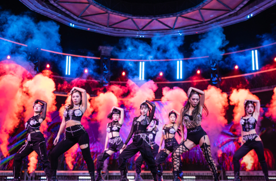 Dancers perform the choreography of David Guetta’s “Hey Mama” (2015), made by No:ze, in Mnet’s dance survival program “Street Woman Fighter” (2021). [JOONGANG ILBO]