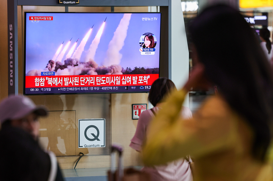 Citizens watch a news report on North Korea firing around 10 short-range ballistic missiles into the East Sea at Seoul Station in central Seoul on Thursday morning. [YONHAP]