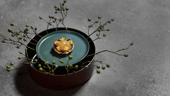 A seafood dish at Korean fine dining restaurant Atomix in New York City [JOONGANG ILBO/ATOMIX]