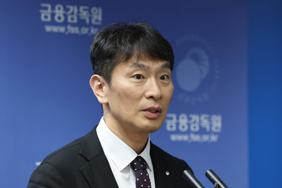 Financial Supervisory Service Gov. Lee Bok-hyun speaks during a press briefing on the capital gains tax on Friday at the agency's headquarters in western Seoul. [YONHAP]