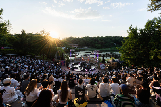 The crowd enjoys live music at the Spring Garden section of Seoul Jazz Festival on Saturday. [PRIVATE CURVE]