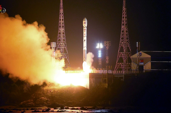 North Korea’s Chollima-1 space rocket lifts off from a launching pad at the Sohae satellite launch site in Tongchang-ri, northwestern North Korea, on Nov. 21, 2023 reported its official Korean Central Television the next day. [KCTV/YONHAP]