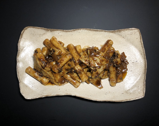 Home-cooked version of Foovement's new vegan Sichuan-style tteokbokki with black bean sauce. [LEE SUN-MIN] 