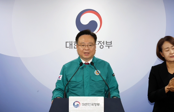 Health Minister Cho Kyoo-hong speaks in a briefing on Tuesday at the government complex in central Seoul. [YONHAP]
