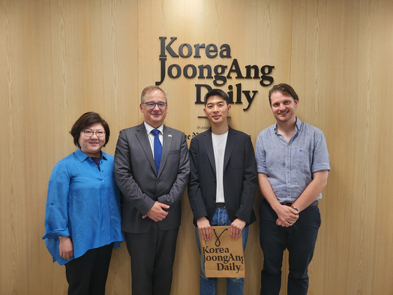 From left, Choi Ji-young, executive editor of the Korea JoongAng Daily, Ivan Jančárek, ambassador of the Czech Republic to Korea, Kim Ju-yong, a junior at Korea University and winner of the ″A Day with Ambassador″ event and Trevor Treharne, digital editor of the Korea JoongAng Daily pose for a photo at the Korea JoongAng Daily office on Tuesday. [EMBASSY OF THE CZECH REPUBLIC IN KOREA]