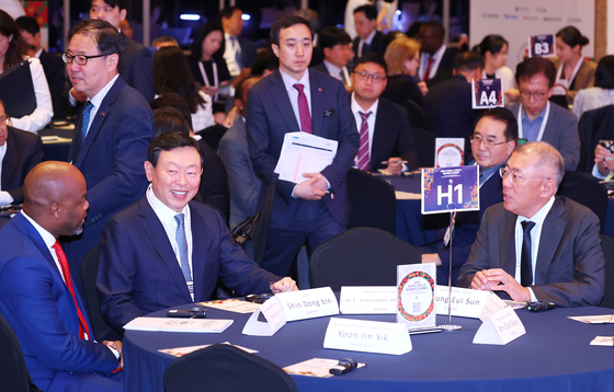 Hyundai Motor Group Executive Chair Euisun Chung, right, and Lotte Chairman Shin Dong-bin attends the Korea-Africa business summit in central Seoul on Wednesday. [JOINT PRESS CORPS]