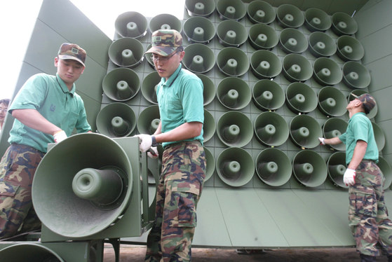 South Korean soldiers remove loudspeakers from the Odusan Unification Observatory in Paju, Gyeonggi, on June 16, 2004. [YONHAP]