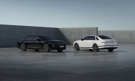 Hyundai Motor on Wednesday released an upgraded Grandeur sedan, the best-selling car in Korea. The sticker price starts from 37.7 million won ($27,500), an increase of 250,000 won from the previous model. [HYUNDAI MOTOR]
