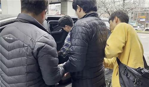 The screen capture of a video shows Park, the main perpetrator in the recent digital sex crimes involving Seoul National University alumni, being arrested. [SEOUL METROPOLITAN POLICE]