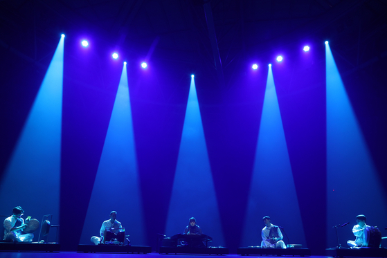 Yanggeum (hammered dulcimer) musician Yoon Eun-hwa puts on a short performance for reporters during a press conference for the 15th Yeowoorak Festival at the National Theater of Korea in central Seoul on Wednesday. [YONHAP] 