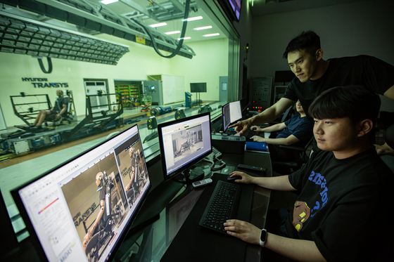 Hyundai Transys engineers inspect human dummies after a simulation of a car crash at the company's R&D Center in Dongtan, Gyeonggi. [HYUNDAI TRANSYS]