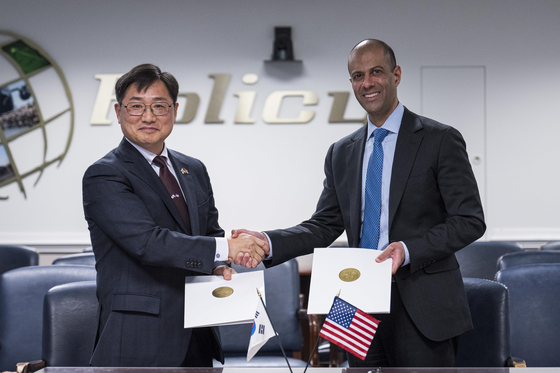 Cho Chang-rae, South Korea's deputy defense minister for policy, shakes hands with Vipin Narang, principal U.S. deputy assistant secretary of defense for space policy, after signing a framework document on the Nuclear Consultative Group at the Pentagon in Washington on Feb. 12. [DEFENSE MINISTRY]
