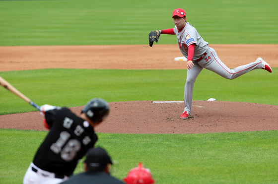 Kia Tigers starter Yang Hyun-jong strikes out Kim Min-sung of the Lotte Giants at the top of the sixth inning at Gwangju-Kia Champions Field on Thursday, becoming the second KBO player ever to record 2,000 strikeouts.  [YONHAP]