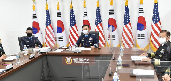 Gen. Won In-choul, chairman of South Korea's Joint Chiefs of Staff (JCS), center, takes part in the 45th Military Committee Meeting with his counterpart, U.S. JCS Gen. Mark Milley, on Wednesday. [JOINT CHIEFS OF STAFF]