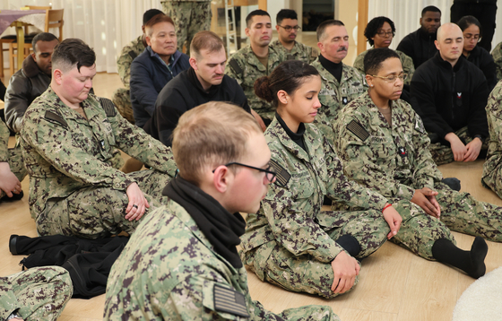 Most crew members of the American nuclear-powered aircraft carrier USS Carl Vinson sit crossed-leg while experiencing Korean traditional culture and traditional Buddhism culture. During the zen meditation session held in November last year, a monk told crew members to sit comfortably as some seemed to be uncomfortable in the crossed leg posture. [JOONGANG ILBO] 