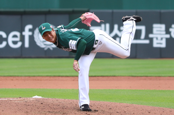 SSG Landers starter Kim Kwang-hyun pitches in a game against the Lotte Giants at Sajik Baseball Stadium in Busan on Sunday.  [SSG LANDERS]