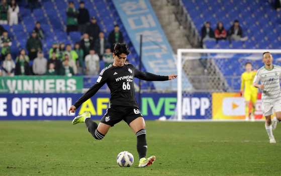 Ulsan HD defender Seol Young-woo shoots in the second leg of the 2023-2024 AFC Champions League quarterfinal match against Jeonbuk Hyundai Motors at Ulsan Munsu Football Stadium in Ulsan on March 12. [NEWS1]