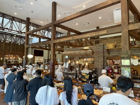 The London Bagel Museum at the Lotte Department Store's Jamsil in southern Seoul is crowded with people. [LOTTE DEPARTMENT STORE]