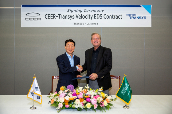 Hyundai Transys CEO Steve Yeo, left, shakes hands with CEER CEO James DeLuca after signing a $2.2 billion EV parts deal at the company's headquarters in Hwaseong, Gyeonggi. [HYUNDAI TRANSYS]