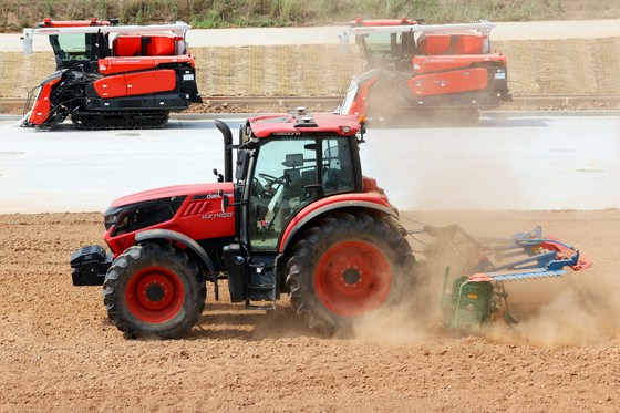 A self-driving tractor takes a demonstration run during a completion ceremony for an autonomous agricultural production test facility in Naju, South Jeolla, on Wednesday.[YONHAP]