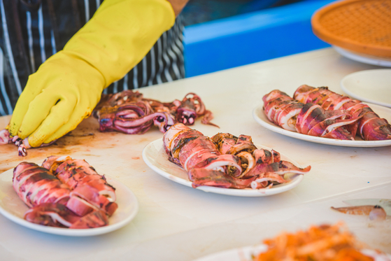 Steamed squid being prepared at the pocha street [JOONGANG ILBO]